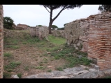 04719 ostia - regio i - insula xvi - caseggiato (i,xvi,1) - westseite - 2. raum von norden - suedwand - 09-2023.jpg